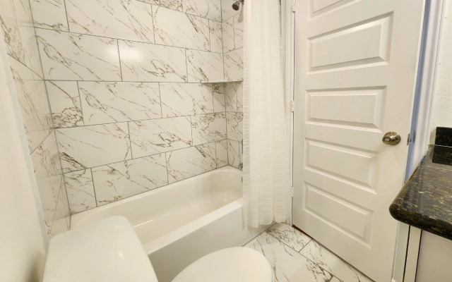 Modern 3 Bedroom Retreat in Pearland