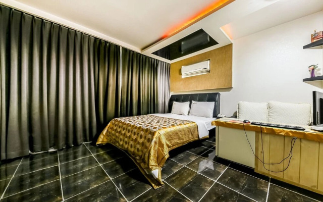 Eumseong Black and White