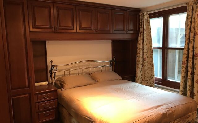 Melrose Lodge 4-bedroom house 1-bed flat