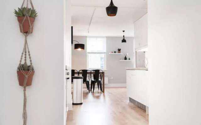 Amazing Modern 2 Bedroom Apartment in Zone 1!