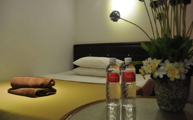 Monkey Motel & Café