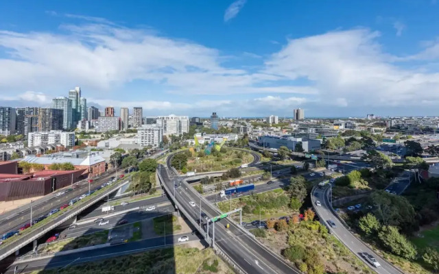 Stylish 2-bed Apt in Southbank With Parking