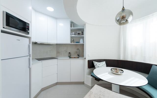 Cute apartment next to beach. P27 Swimming pool