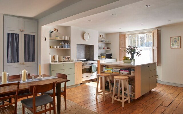 JOIVY Stylish 2-Bed House W/ Private Garden In Hackney