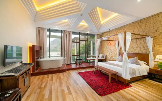 Guilin Crystal Crescent Moon Hotel