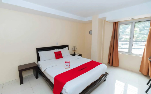 RedDoorz near Quezon City Circle