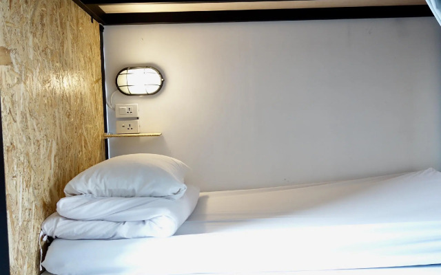 Oldmancaptain Hostel