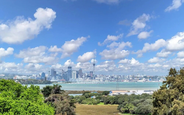 Takapuna Contemporary 2BR with Carpark