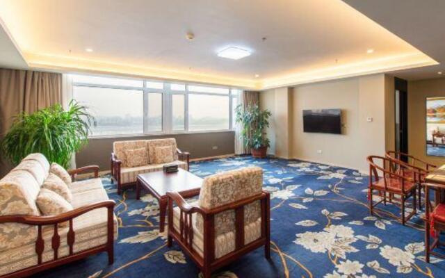 Homeinn Plus Hotel (Dandong Yalu River Grand Bridge Broken Bridge Scenic Area Railway Station)
