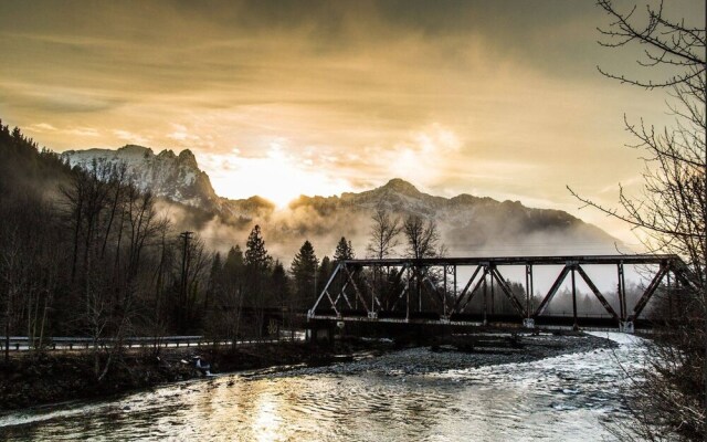 Index River Roost - Three Bedroom Cabin with River View