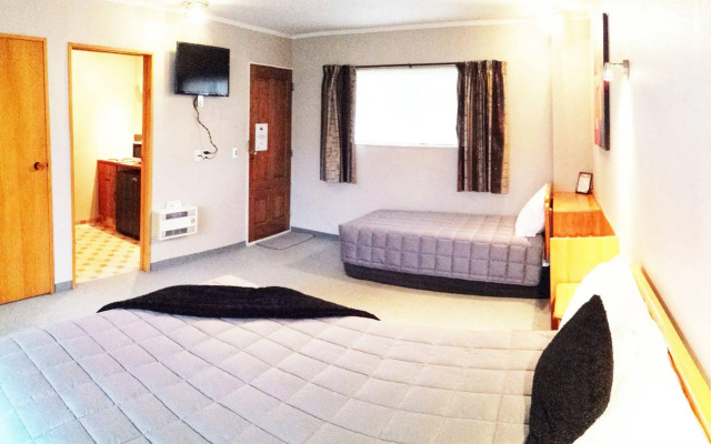 The Aquarius Motor Inn