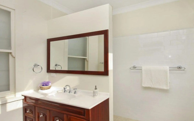 Robin Hill Manor - rambling retreat & tennis court