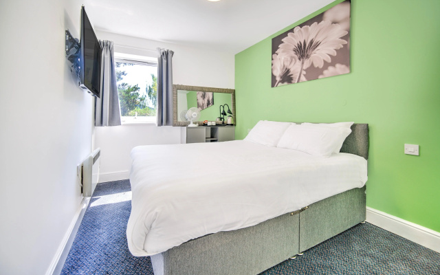 GO2 Gloucester Hotel by OYO