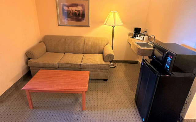 Super 8 by Wyndham Topeka at Forbes Landing