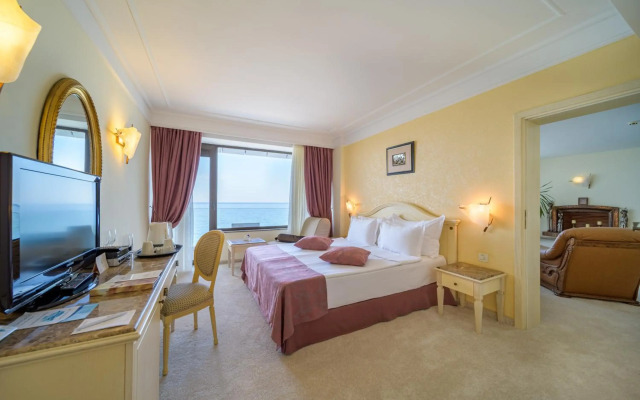 Palace Hotel - Sunny Day Resort