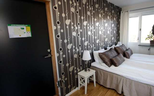 Riverside Hotel & Apartments