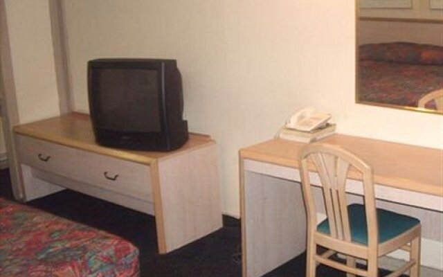 Super 7 Inn & Suites Saginaw