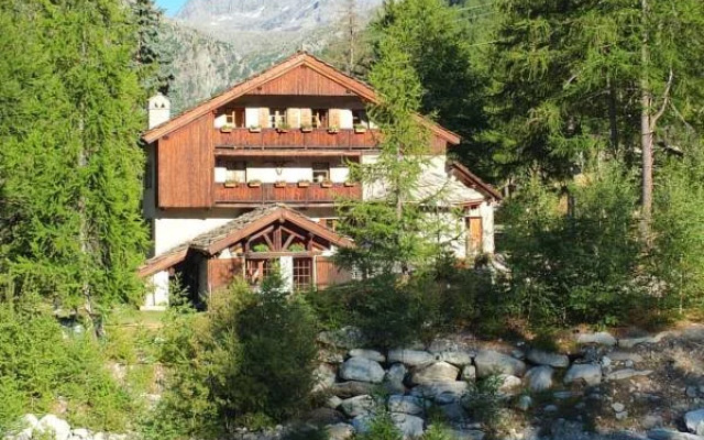 MB2 Chalet Lavis Trafford