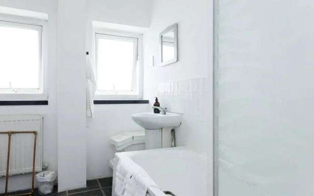 Designer 2 Bedroom Garden Flat in Peckham
