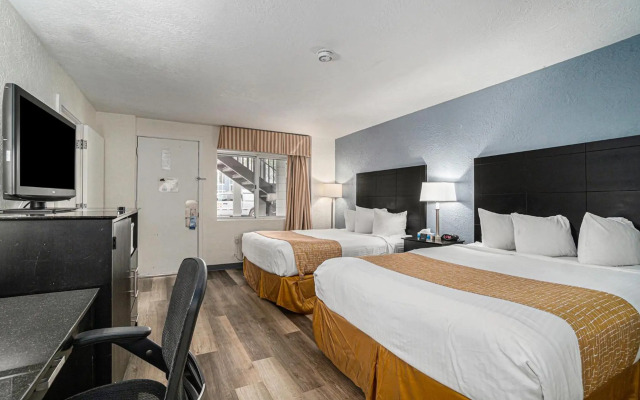 Travelodge by Wyndham Traverse City MI