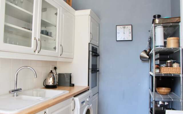 Bright And Spacious Flat Near City Centre