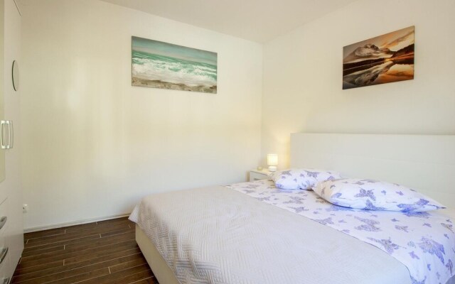 Premium Holiday Home in Kučine-Mravinci with Swimming Pool