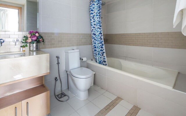Impressive 1BR w/ Incredible Marina Views!