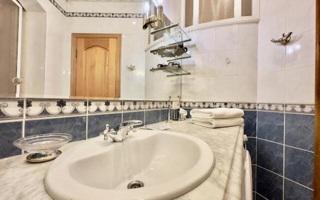 Апартаменты на 9-ой линии Васильевского острова 64/25