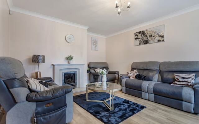 3-bed House, Sleeps 6, Free Parking,wifi