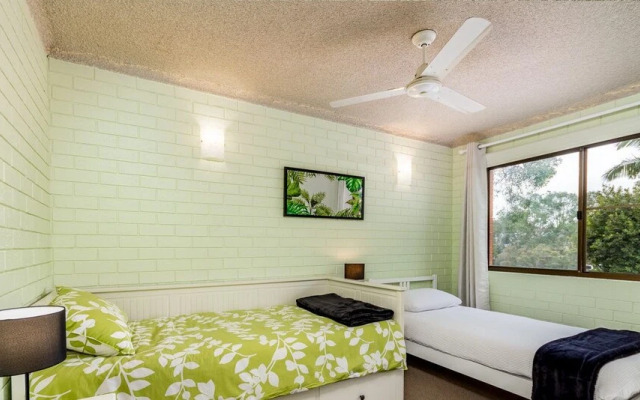 Air Conditioned Unit Stones throw to the Waterfront.