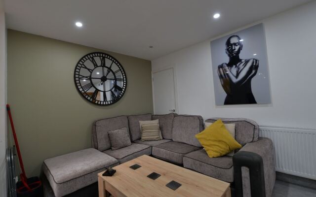 Enticing Holiday Home in Coventry With Garden