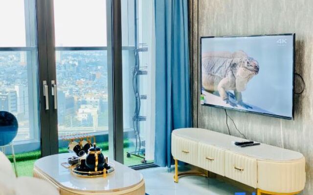 DongDong Skyview Apartment in Landmark 81 Tower