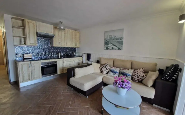 2 bed Apartment That Steps out on to the Pool