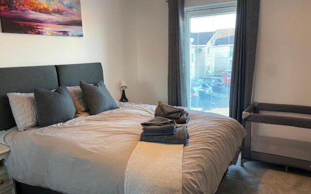 The Duplex Nairn- Spacious 3 Bedroom with sunny balcony