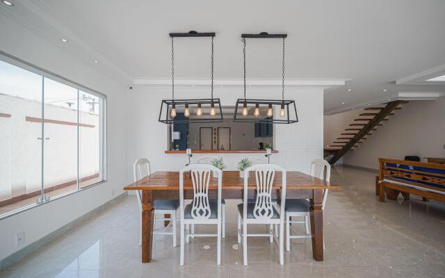 Casa Moderna com Quatro Suítes no Canal da Marina