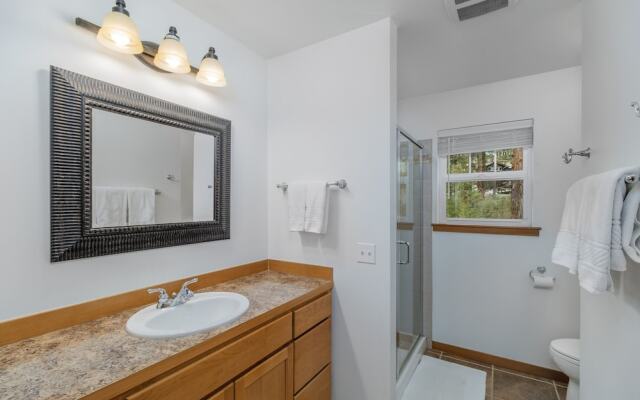 Just Plain Getaway 3 Bedroom Home by NW Comfy Cabins by RedAwning