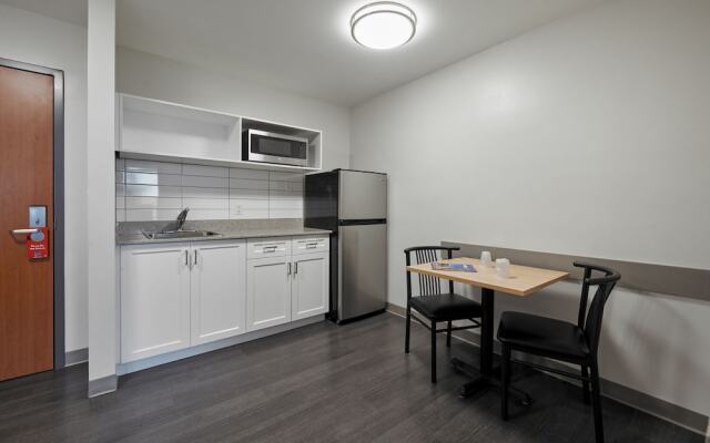 Residence & Conference Centre - King City