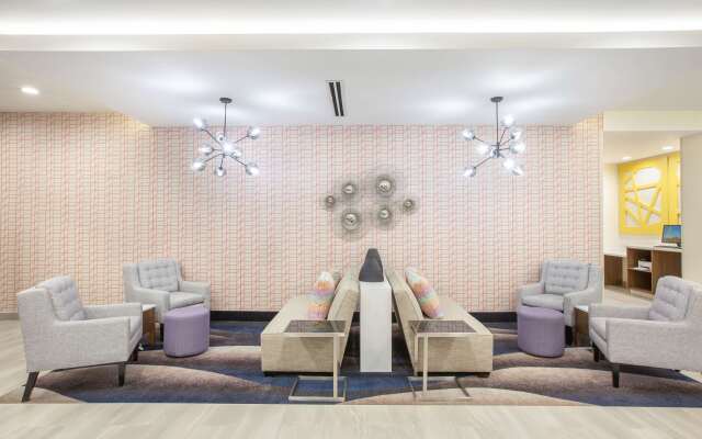 La Quinta Inn & Suites by Wyndham Dallas Duncanville