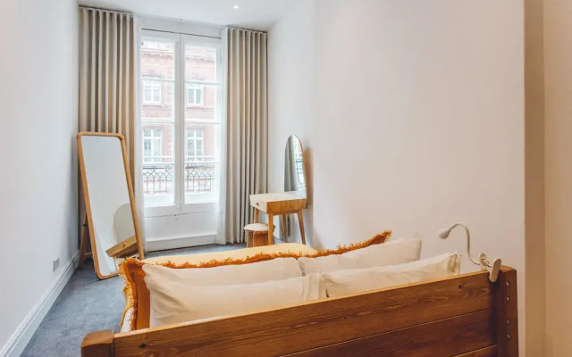 2 Bed Apartment Right on Trafalgar Square