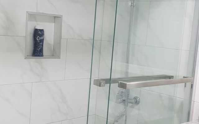 5 Star Fresh And Clean Condo In New Kingston
