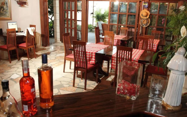 Modern Apartment in Podstrana with Hot Tub