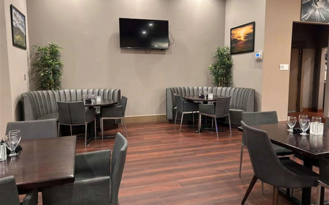 Skyline Hotel Detroit Airport, SureStay Collection by BW