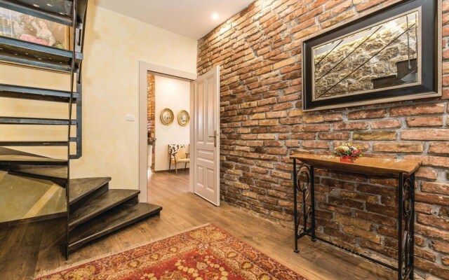 Amazing Home in Icici With Wifi and 5 Bedrooms