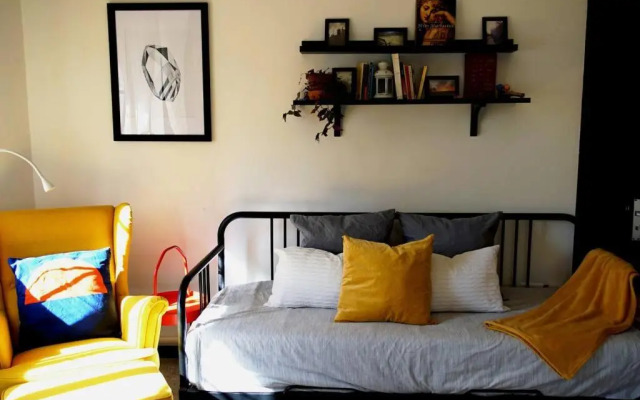 Inspiring 3Bed Unit with Sunny Balcony & Fireplace