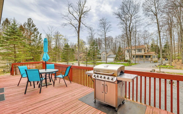 Hot Tub + Decks: Tree-lined Retreat in Pocono Lake