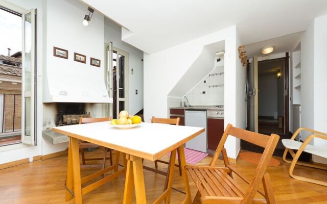 Vetrina - Apartment with Balcony