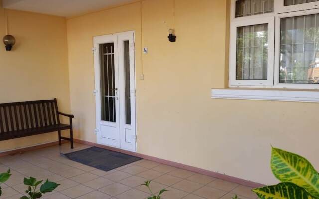 Apartment With 3 Bedrooms in Flic en Flac, With Pool Access, Enclosed