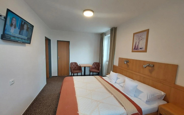 Hotel Avion
