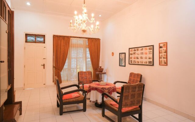OYO 244 Griya Cemara Homestay