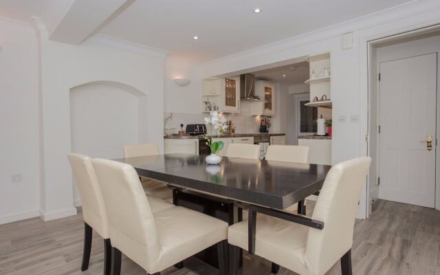 Stunning & Modern 3Bed House in Victoria